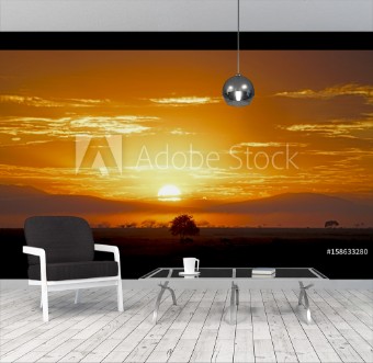 Afbeeldingen van Sun rising through rain clouds in Serengeti Tanzania